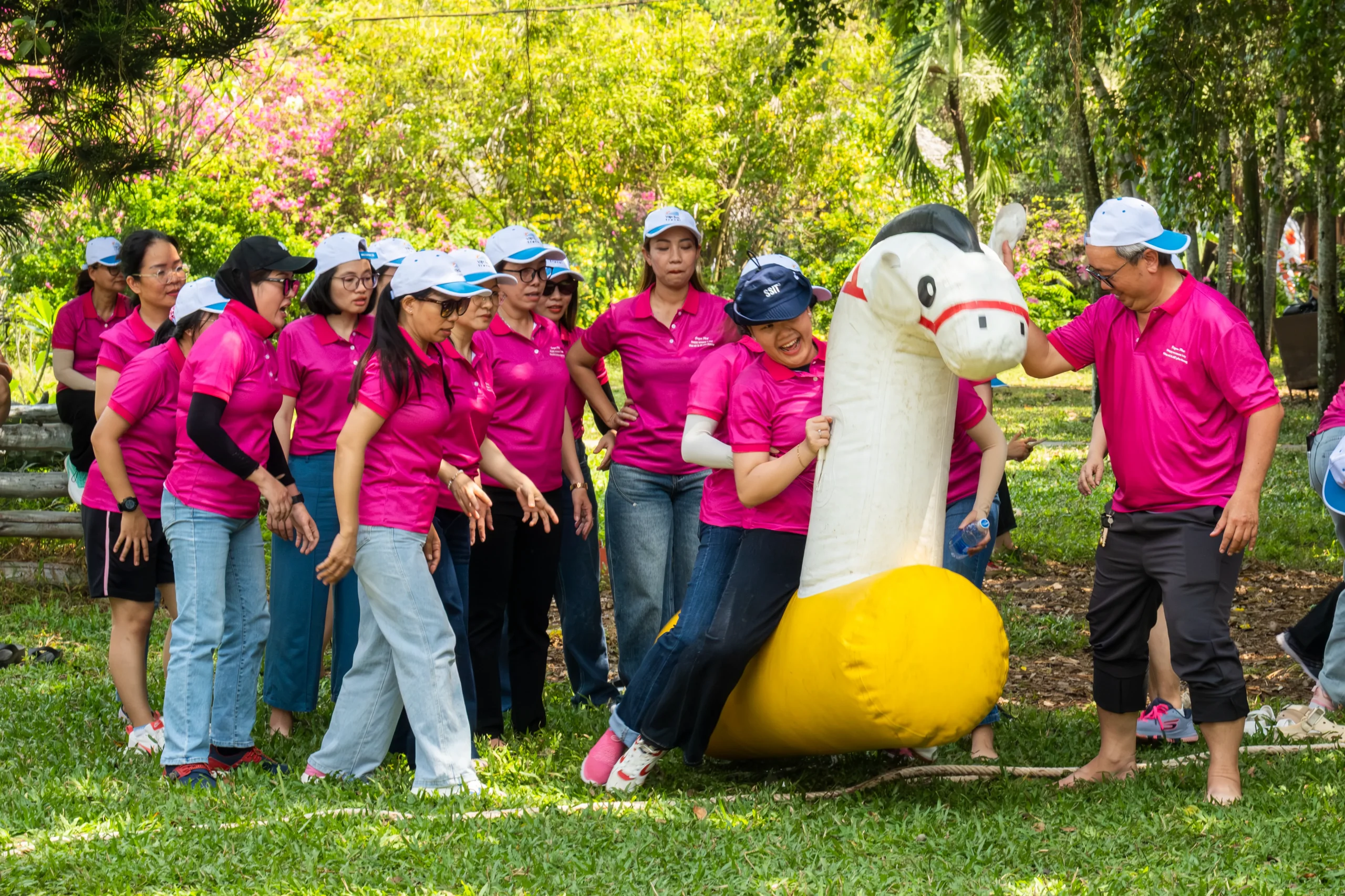 Không khí sôi nổi trong trò chơi “Bứt phá về đích: Game ngựa hơi”, nơi các đội nỗ lực tăng tốc để chinh phục thử thách.