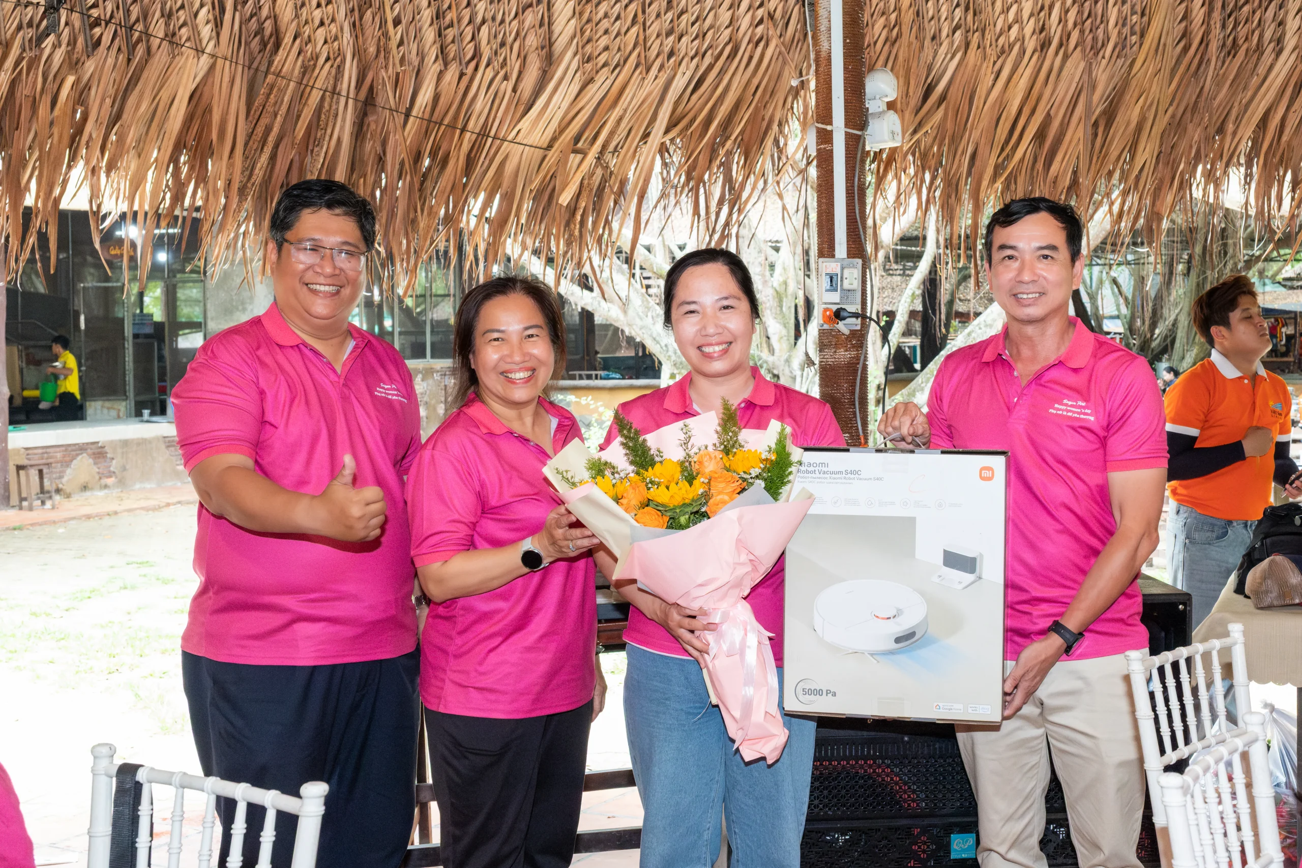 Chị Phạm Thị Liên (thứ hai, từ trái sang) - Công ty Cổ phần Cảng Cửa Ngõ Sài Gòn (SGT) trúng “giải đặc biệt” từ chương trình bốc thăm trúng thưởng.