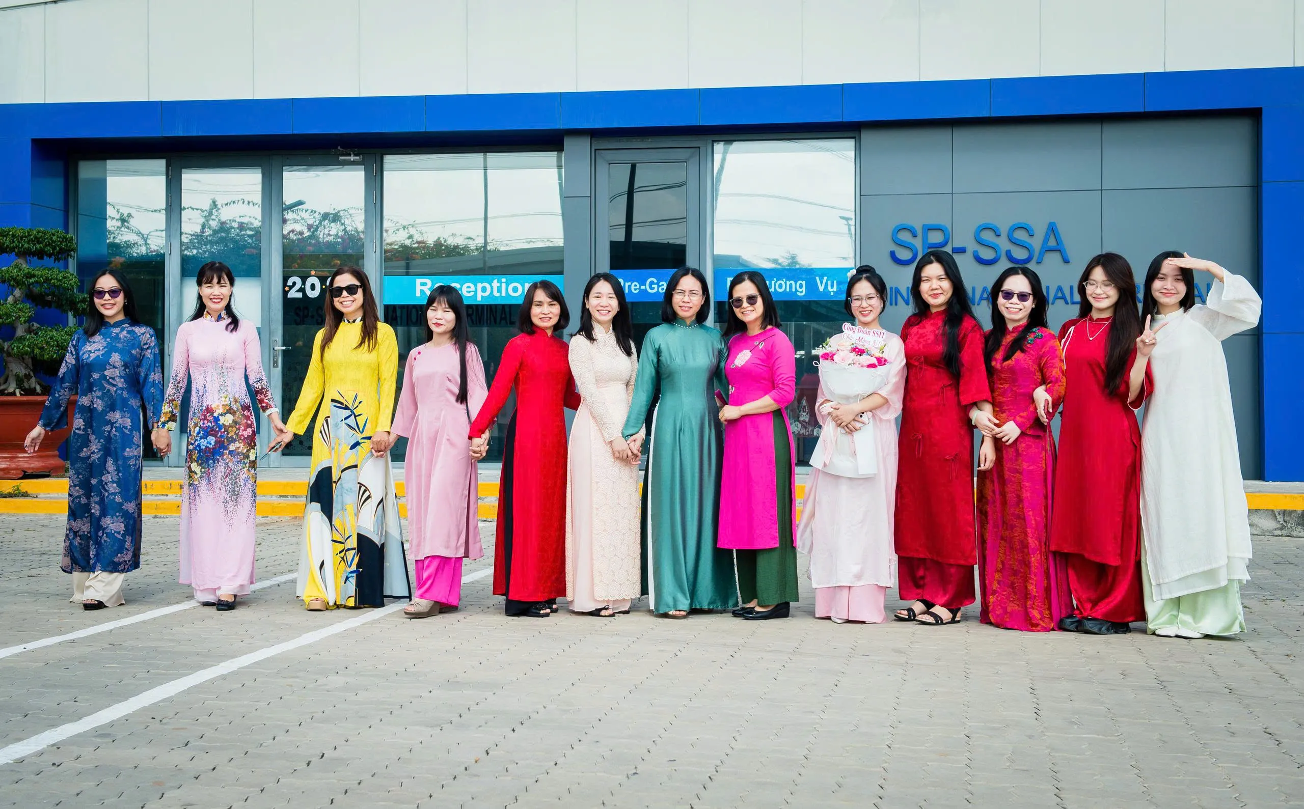 Những tà áo dài thướt tha của nữ CBCNV tại SSIT tạo nên hình ảnh tươi sáng tại khuôn viên đơn vị.