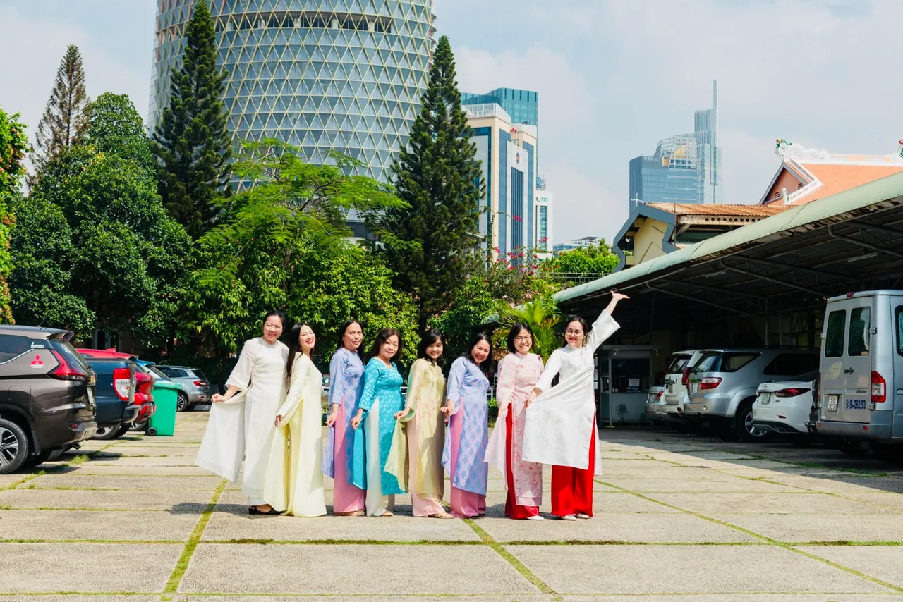 Các nữ CBCNV Phòng Tổng hợp Cảng Sài Gòn lan tỏa nét đẹp văn hóa truyền thống trong môi trường công sở.