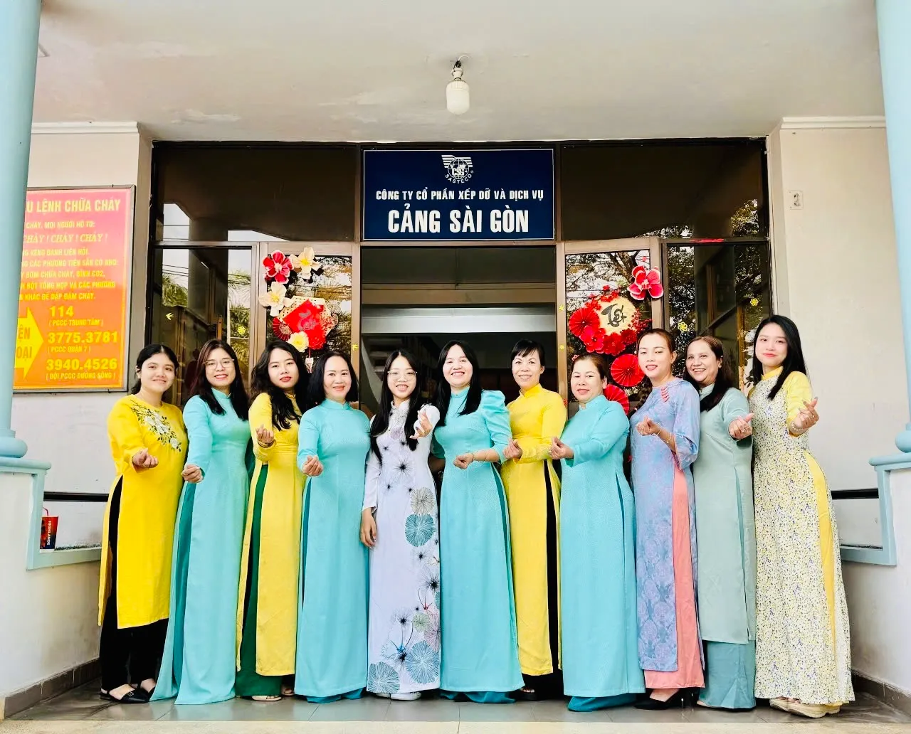 Tập thể nữ cán bộ Công ty Cổ phần Xếp dỡ và Dịch vụ Cảng Sài Gòn trong trang phục áo dài truyền thống tại văn phòng làm việc.