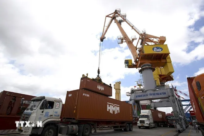 Bốc dỡ hàng xuất khẩu tại cảng Tân Vũ, Hải Phòng. (Ảnh: Tuấn Anh/TTXVN)