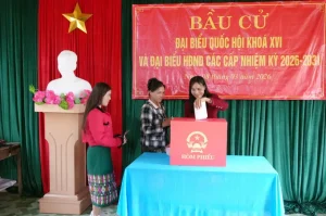 Đồng bào Bru - Vân Kiều bản Nước Đắng, xã Trường Sơn (tỉnh Quảng Trị) nô nức đến các điểm bỏ phiếu tham gia bầu cử sớm đại biểu Quốc hội khóa XVI và đại biểu Hội đồng nhân dân các cấp nhiệm kỳ 2026 - 2031.