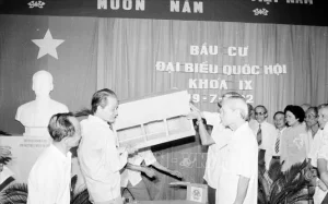 Kiểm tra hòm phiếu trước khi bầu đại biểu Quốc hội khóa IX tại khu vực bỏ phiếu số 1, bầu cử số 2, phường Trần Hưng Đạo, Hoàn Kiếm, Hà Nội (19/7/1992). Ảnh: Trần Sơn/TTXVN