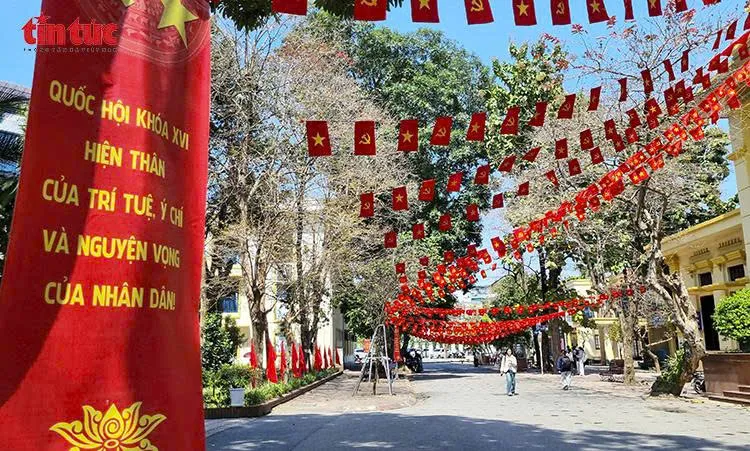 Khuôn viên Đại học Kinh tế Quốc dân rực rỡ cờ hoa, pano tuyên truyền về ngày bầu cử 15/3. Ảnh: Lê Phú/Báo Tin tức và Dân tộc