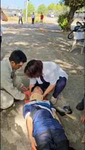 CBCNV Trung tâm điều hành khai thác khu vực Bà Rịa - Vũng Tàu phối hợp với Trung tâm Y tế thị xã Phú Mỹ thực hiện sơ cứu và cố định vùng cổ cho nạn nhân trước khi vận chuyển đến xe cứu thương.