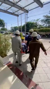 Lực lượng tham gia diễn tập nhanh chóng vận chuyển người bị nạn ra khỏi khu vực nguy hiểm.