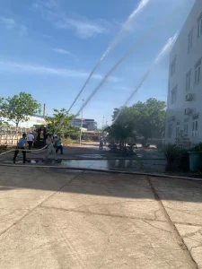 Lực lượng PCCC & CNCH tại chỗ của Trung tâm điều hành khai thác khu vực Bà Rịa - Vũng Tàu triển khai đội hình phun nước khống chế đám cháy trong buổi thực tập.