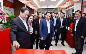 Chủ tịch Quốc hội Trần Thanh Mẫn, Chủ tịch Hội đồng Bầu cử quốc gia kiểm tra, giám sát công tác chuẩn bị bầu cử tại khu vực bỏ phiếu số 8, phường Hải An, thành phố Hải Phòng. Ảnh: Doãn Tấn