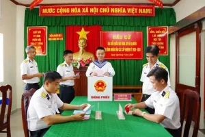 Thực hiện quyền và nghĩa vụ thiêng liêng tại Nhà giàn DK1. Ảnh: Mạnh Thắng