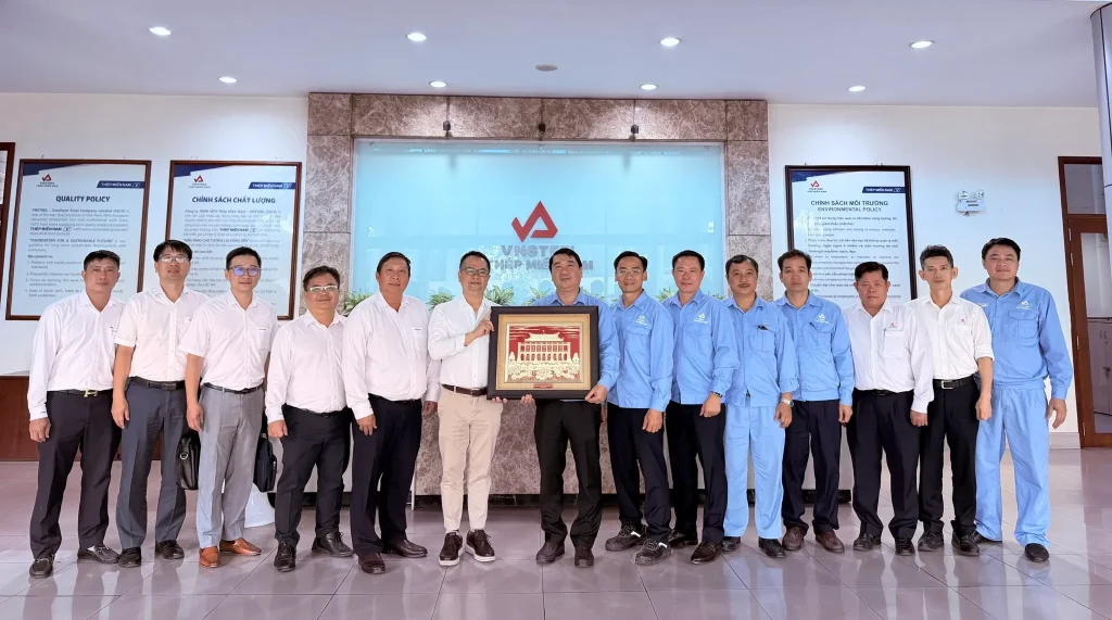 Đại diện Cảng Sài Gòn và Thép Miền Nam - VNSTEEL chụp ảnh lưu niệm.