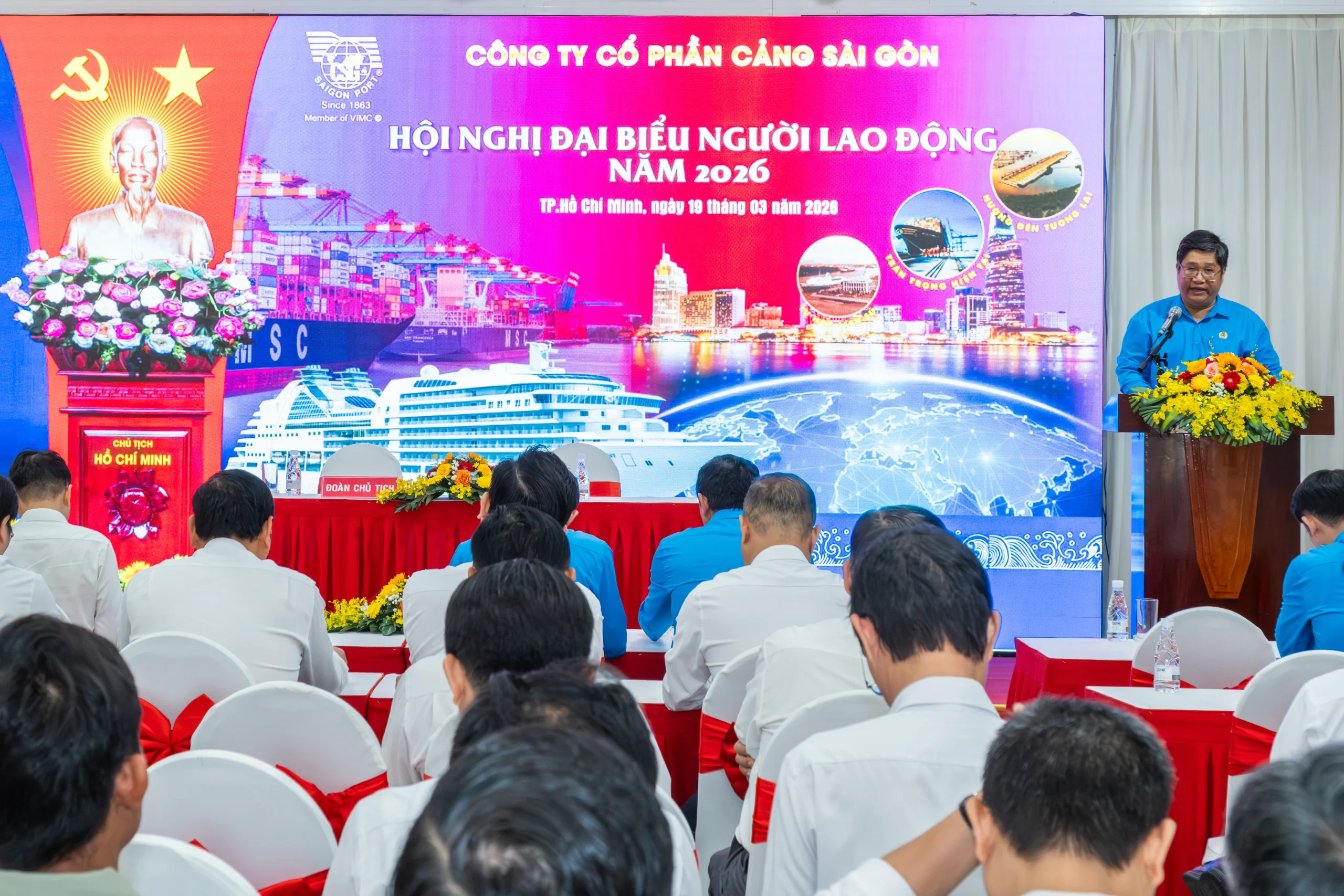 Đồng chí Nguyễn Kim Tiến - Phó Chủ tịch Công đoàn Cảng Sài Gòn thông qua chương trình Hội nghị.