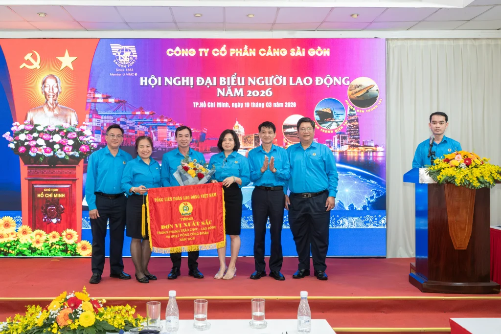 ông đoàn Cảng Sài Gòn vinh dự nhận Cờ thi đua của Tổng Liên đoàn Lao động Việt Nam.