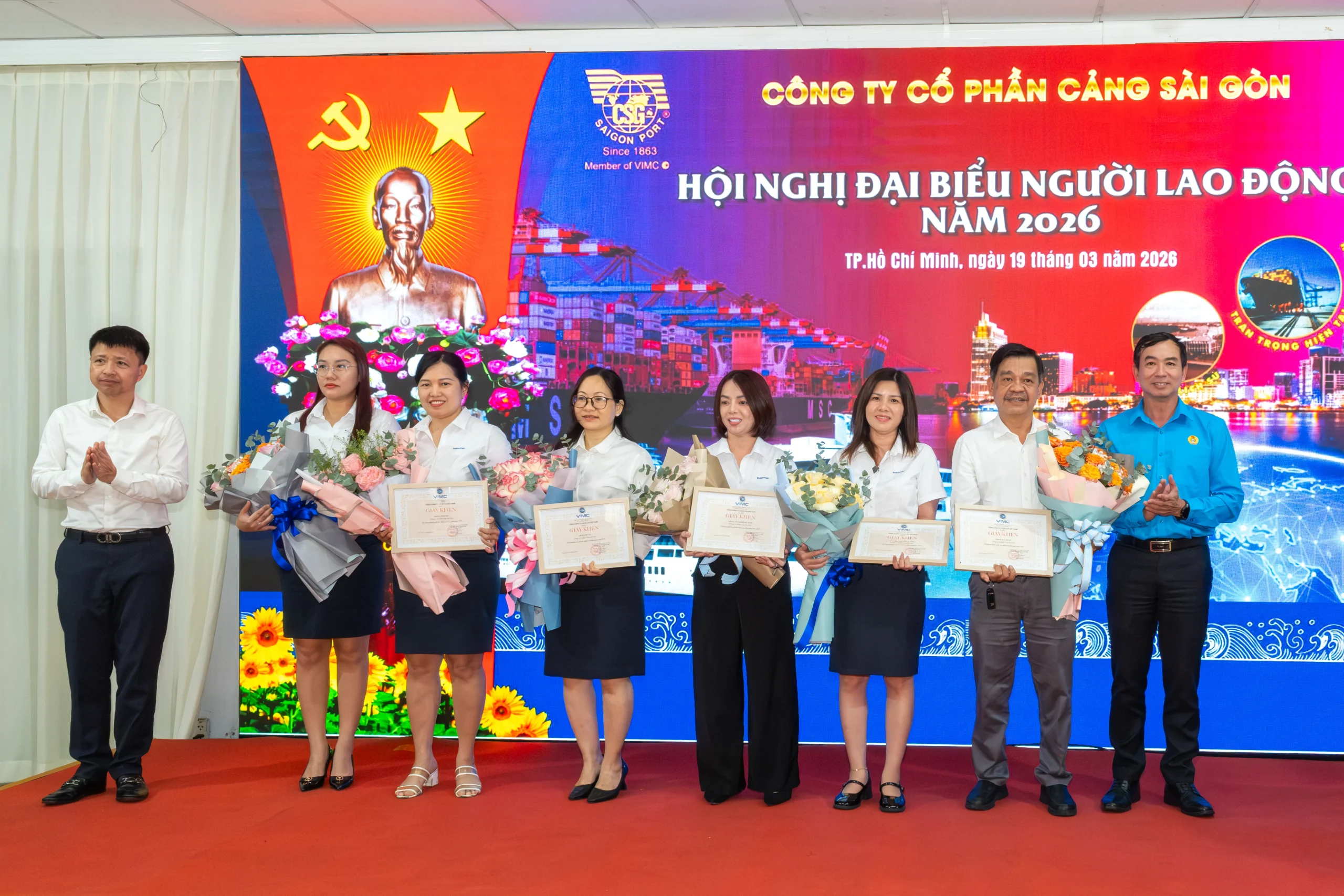 Tập thể các phòng, ban, trung tâm trực thuộc Cảng Sài Gòn được nhận bằng khen VIMC.