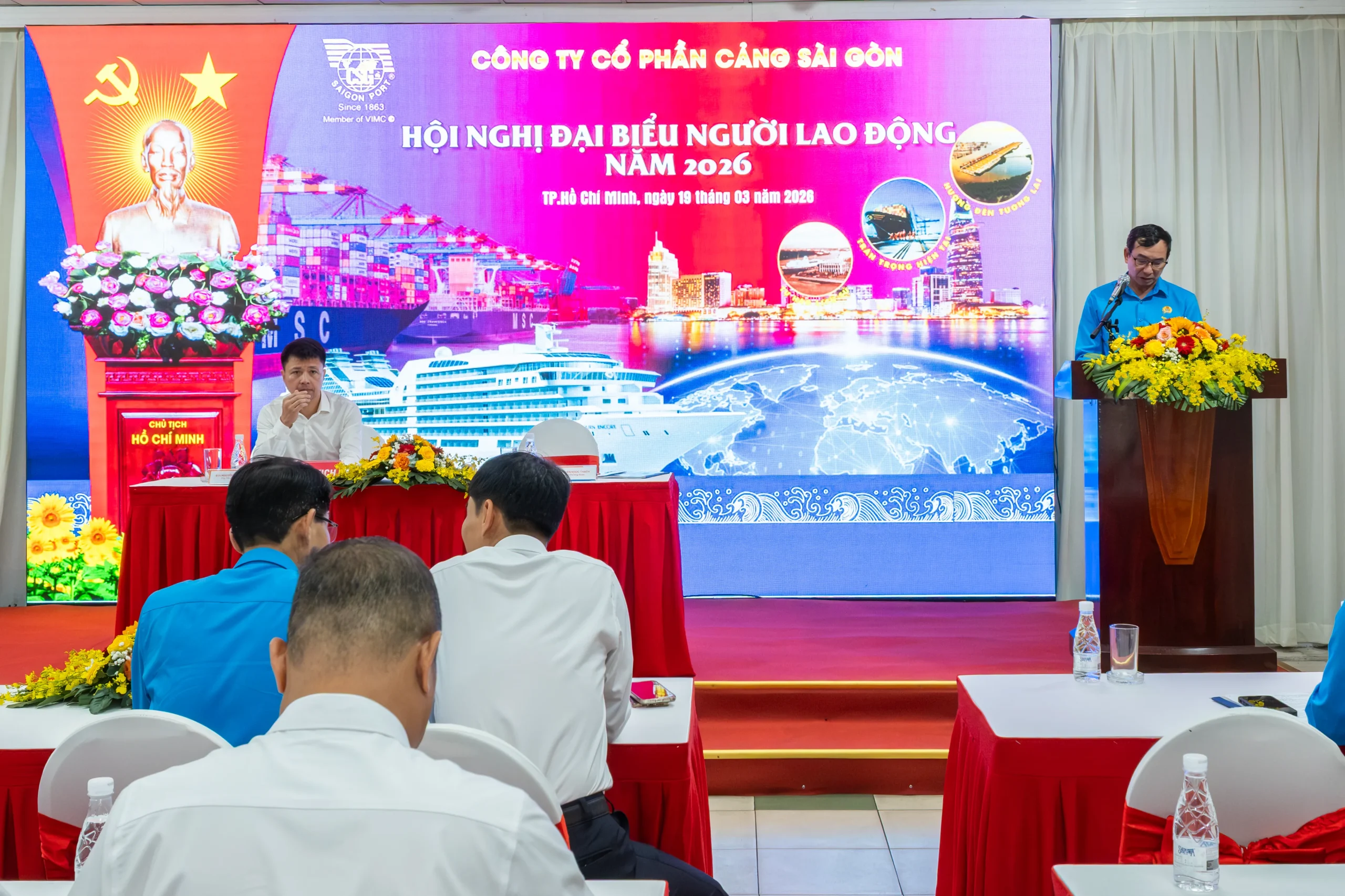 Đồng chí Trần Ngọc Thạch - Phó Bí thư Đảng ủy, Phó Tổng giám đốc, Chủ tịch Công đoàn Cảng Sài Gòn báo cáo tình hình thực hiện chế độ, chính sách đối với người lao động trong năm 2025.