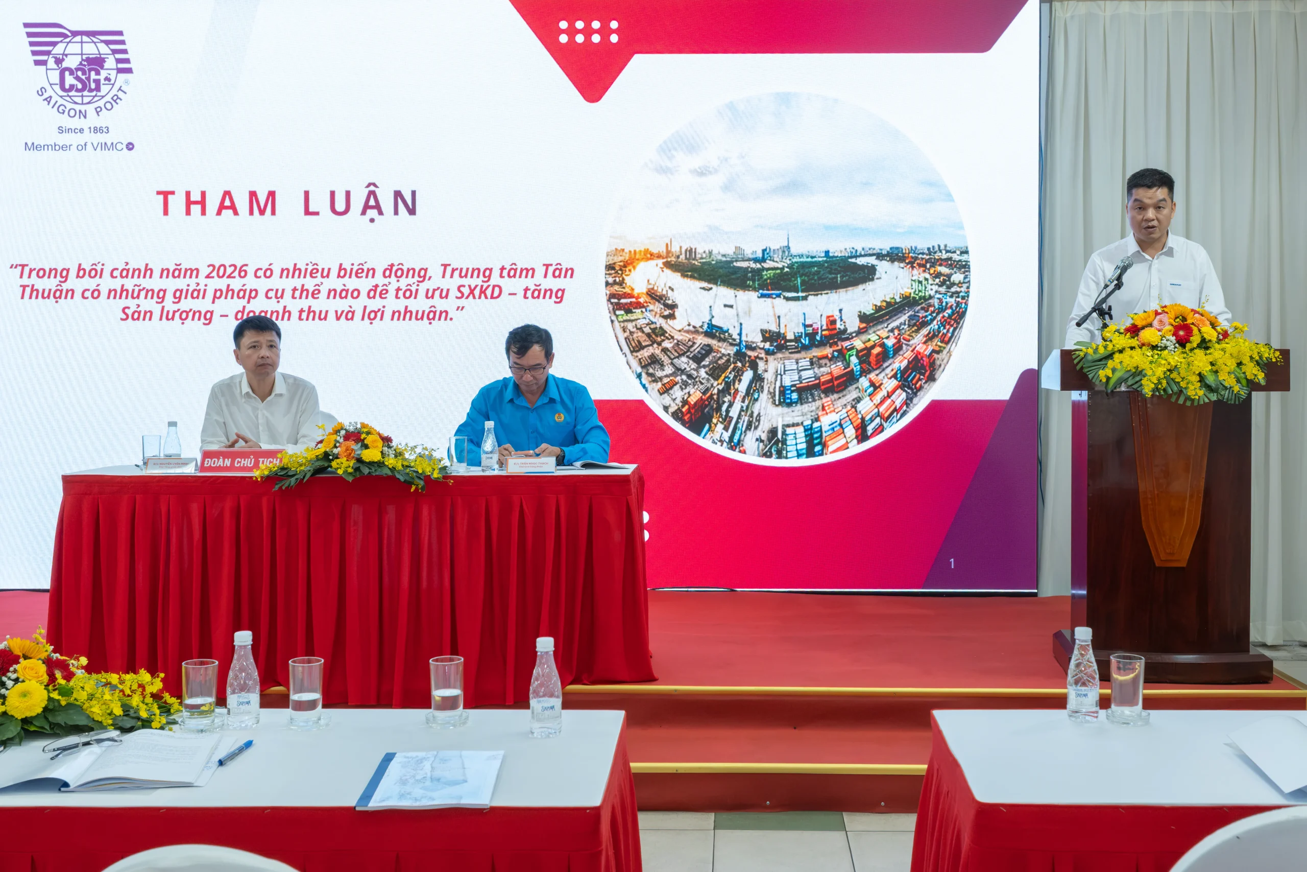 Đồng chí Nguyễn Hoàng - Phó Giám đốc Trung tâm điều hành khai thác khu vực Tân Thuận trình bày các giải pháp đảm bảo tăng trưởng trong giai đoạn tới.