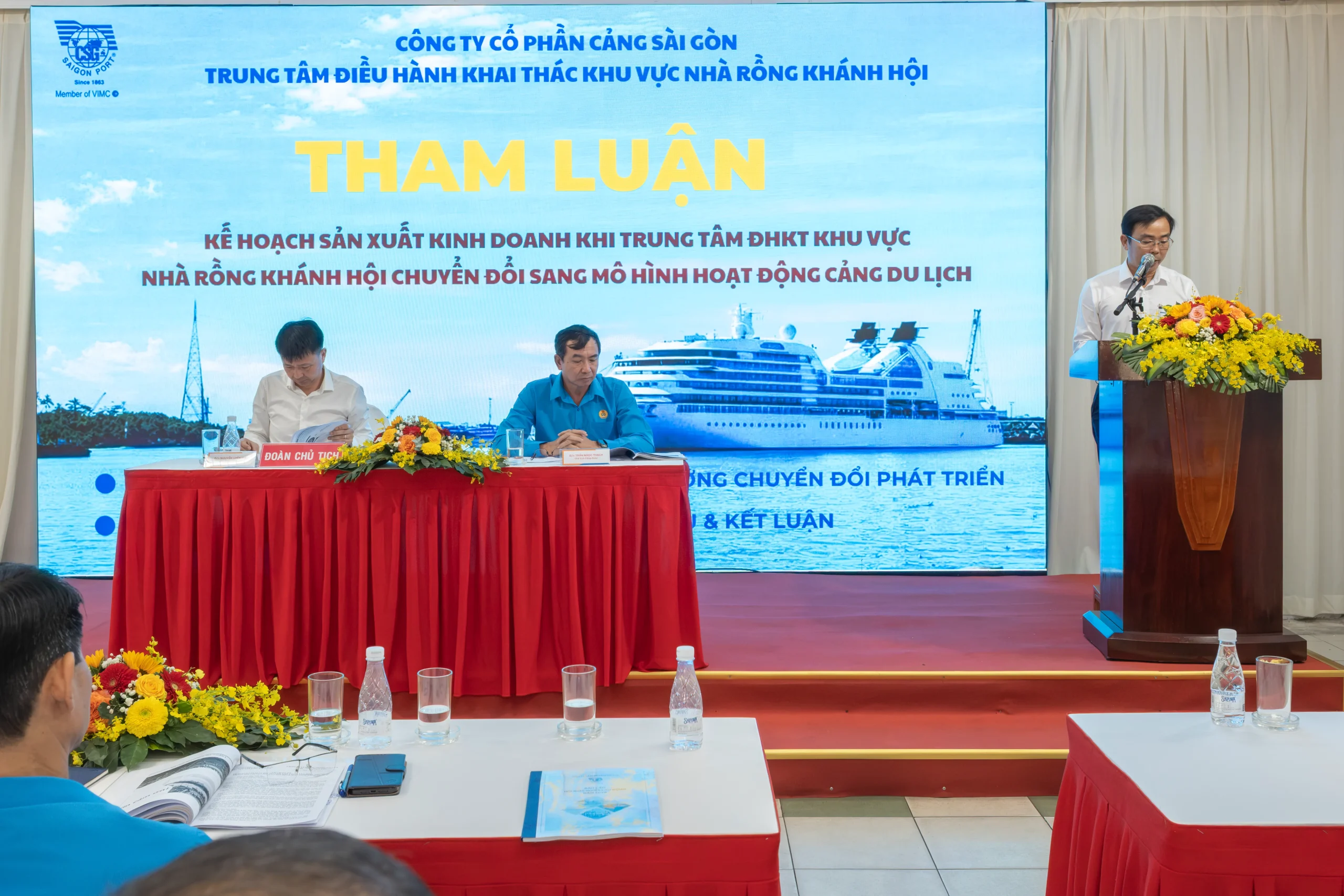 Đồng chí Diệp Bảo Khánh - Phó Giám đốc Trung tâm điều hành khai thác khu vực Nhà Rồng Khánh Hội tập trung vào kế hoạch sản xuất kinh doanh khi Trung tâm chuyển đổi mô hình hoạt động.