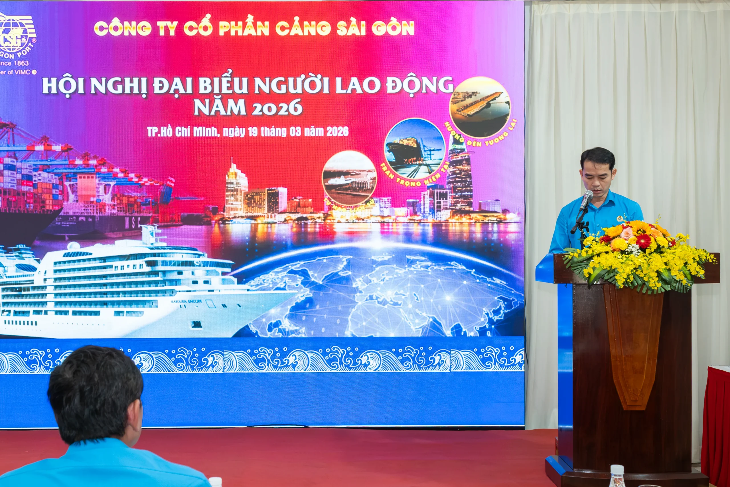 Đồng chí Đỗ Văn Dũng - Phó Trưởng ban Quan hệ Lao động Công đoàn VIMC đọc Quyết định trao Cờ thi đua của Tổng Liên đoàn Lao động Việt Nam cho Công đoàn Cảng Sài Gòn.