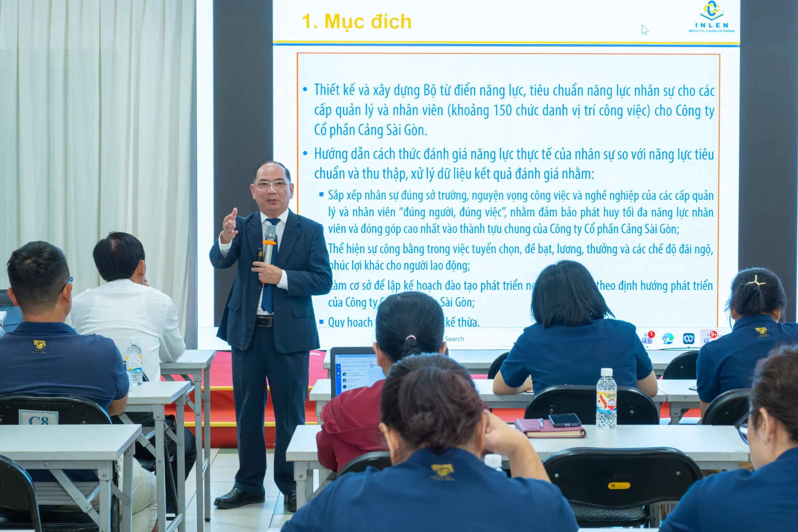 Giảng viên Phan Ngọc Thanh trình bày mục tiêu xây dựng bộ từ điển năng lực và tiêu chuẩn năng lực nhân sự tại Cảng Sài Gòn.