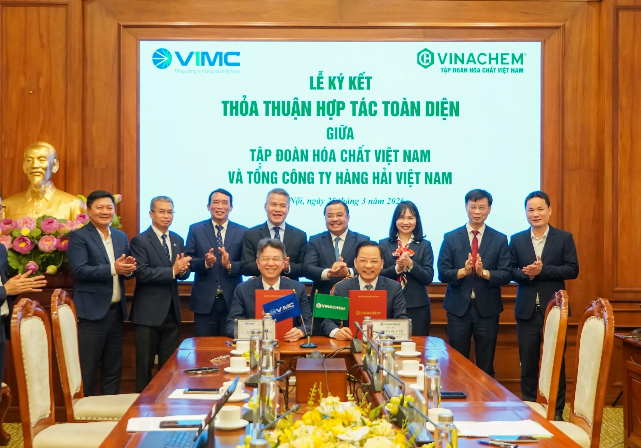 Tổng giám đốc VIMC Lê Anh Sơn và Tổng giám đốc Vinachem Nguyễn Hữu Tú ký thoả thuận hợp tác