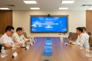Ông Nguyễn Uyên Minh - Phó Tổng giám đốc Cảng Sài Gòn - trao đổi tại buổi làm việc với Đoàn KR STAR LINE.