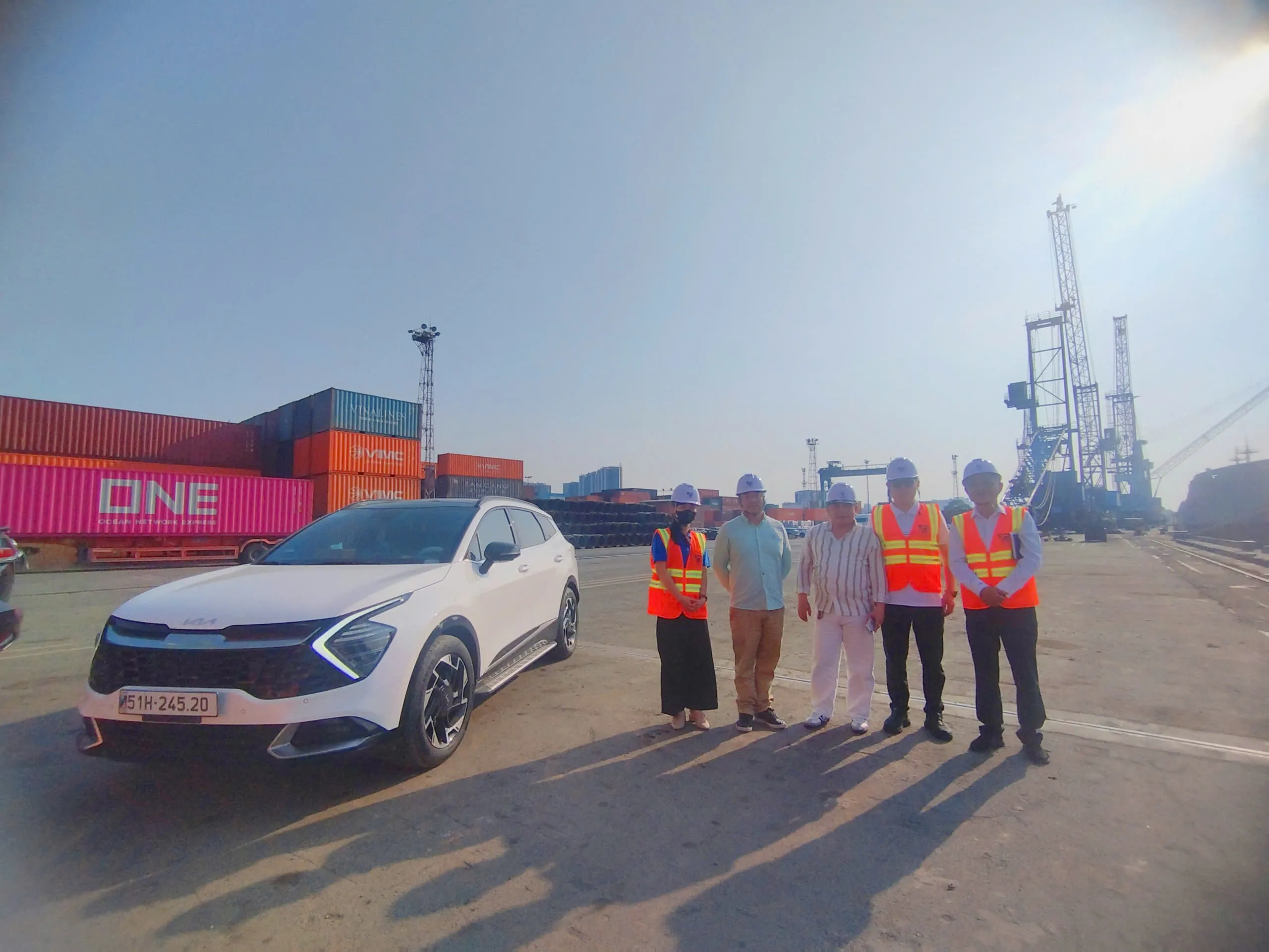 The delegation visits Tan Thuan Terminal Operation Center to learn more about Saigon Port’s cargo handling capacity and operational activities.
