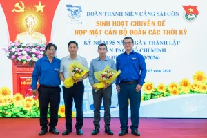 Phát huy vai trò xung kích của tuổi trẻ Cảng Sài Gòn trong giai đoạn phát triển mới 9 Đại diện BCH Đoàn Thanh niên Cảng Sài Gòn trao hoa tri ân Ban Lãnh đạo Cảng Sài Gòn vì sự quan tâm, đồng hành trong công tác Đoàn.