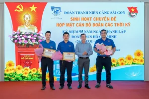 Phát huy vai trò xung kích của tuổi trẻ Cảng Sài Gòn trong giai đoạn phát triển mới 8 Đồng chí Trần Ngọc Thạch (thứ hai, từ phải sang) - Phó Bí thư Đảng ủy, Phó Tổng giám đốc, Chủ tịch Công đoàn Cảng Sài Gòn - trao Giấy khen của UBND Thành phố cho các tập thể Đoàn tại các Trung tâm khai thác.