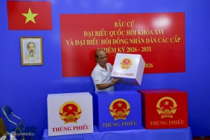 Cả nước sẵn sàng cho ngày bầu cử 10 Đơn vị bầu cử số 8 đang kiểm tra các thùng phiếu tại điểm bầu cử. Ảnh: Thanh Tùng