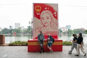 Cả nước sẵn sàng cho ngày bầu cử 3 Quanh hồ Gươm trang hoàng cờ đỏ sao vàng, pano, áp phích về ngày bầu cử.