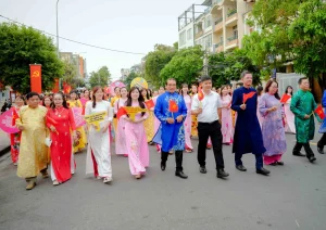 Diễu hành tuyên truyền bầu cử tại phường Chánh Hưng. Ảnh: Xuân Khu-TTXVN