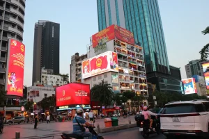 Đại lộ Nguyễn Huệ, TP. Hồ Chí Minh, rợp cờ hoa, sẵn sàng cho Ngày hội toàn dân. Ảnh: Thanh Vũ-TTXVN