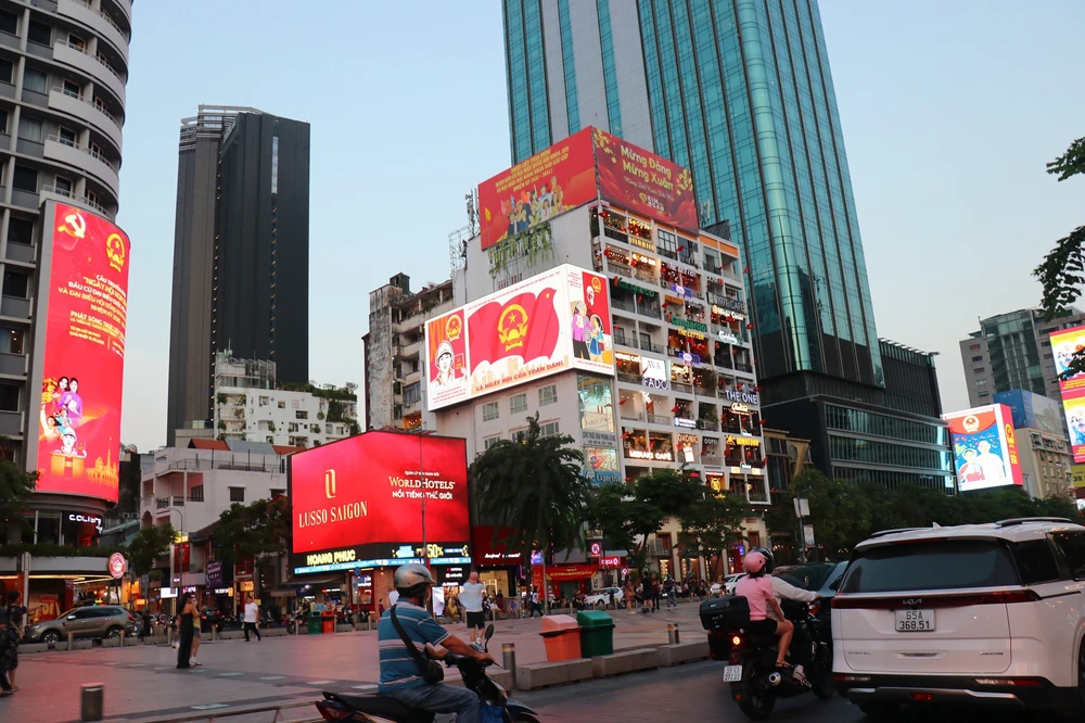 Đại lộ Nguyễn Huệ, TP. Hồ Chí Minh, rợp cờ hoa, sẵn sàng cho Ngày hội toàn dân. Ảnh: Thanh Vũ-TTXVN