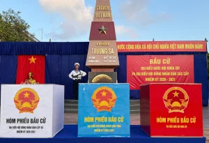 Cả nước sẵn sàng cho ngày bầu cử 15 Ba hòm phiếu với ba màu khác nhau đặt trước cột mốc Đảo Trường Sa, đây là khu vực bỏ phiếu số 14. Ảnh: Phạm Tài Bá