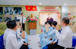 Không gian văn hóa Hồ Chí Minh tại Bệnh viện Từ Dũ được bố trí tại tầng trệt khu H, khu vực thông tin và chăm sóc khách hàng. Không gian mở, hướng ra mảng xanh, phục vụ cán bộ, người bệnh và thân nhân tiếp cận tư liệu về Hồ Chí Minh trong thời gian chờ khám, điều trị. Nội dung gồm sách, hình ảnh, trích dẫn và các chuyên đề gắn với tư tưởng, đạo đức, phong cách của Bác. Ảnh: Bệnh viện Từ Dũ.