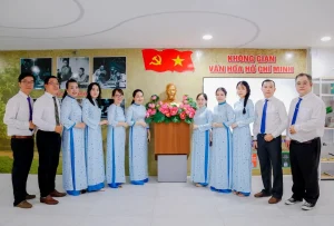 Bệnh viện tổ chức sinh hoạt chi bộ, trưng bày chuyên đề, giới thiệu sách và hoạt động kể chuyện về Bác tại khu vực này. Nội dung được lồng ghép vào môi trường làm việc và chăm sóc bệnh nhân, gắn với chuẩn mực ứng xử của nhân viên y tế. Các hoạt động tưởng niệm, thảo luận chuyên đề diễn ra định kỳ, hướng đến việc đưa nội dung học tập và làm theo Bác vào công việc hàng ngày. Ảnh: Bệnh viện Từ Dũ.