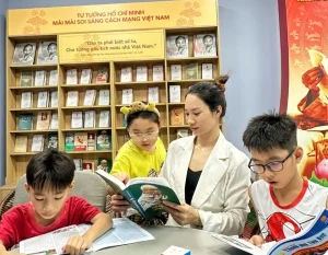 Tại không gian này, học sinh tiếp cận tư liệu về Hồ Chí Minh qua sách, hình ảnh, video và hệ thống mã QR đọc trực tuyến. Nội dung được bố trí theo các mốc cuộc đời và hành trình hoạt động của Bác, giúp việc tiếp nhận thông tin thuận tiện. Ảnh: Đường sách Thủ Đức.