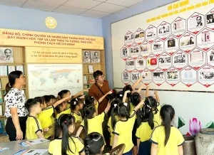 Bên cạnh tham quan, các em tham gia trò chơi tìm hiểu, hoạt động tương tác và nhận sách làm quà. Các chương trình diễn ra định kỳ, góp phần đưa nội dung lịch sử đến gần hơn với học sinh tại Đường sách Thủ Đức. Ảnh: Đường sách Thủ Đức.