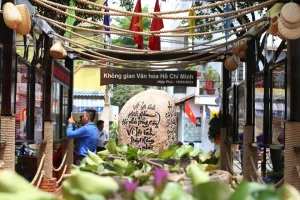 Không gian văn hóa Hồ Chí Minh ngoài trời tại phường Tăng Nhơn Phú được đặt trong công viên khu phố 2, đưa tư liệu về Hồ Chí Minh đến gần đời sống cư dân. Nội dung trình bày bằng pano, hình ảnh và mốc thời gian về cuộc đời, sự nghiệp của Bác. Ảnh: Báo Tiền Phong.