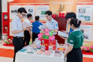 Tại đây, sinh viên tiếp cận hệ thống tư liệu qua mô hình 3D, infographic và thư viện mở với các tác phẩm tiêu biểu. Không gian tích hợp mã QR, video và nội dung số giúp việc tiếp nhận thông tin linh hoạt hơn. Các hoạt động tương tác, tìm hiểu kiến thức được tổ chức thường xuyên trong môi trường học đường. Ảnh: Đoàn Thanh niên UEH.