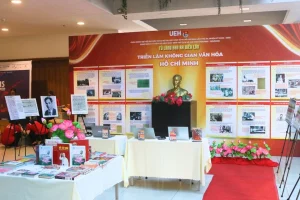 Không gian văn hóa Hồ Chí Minh tại Đại học Kinh tế TP.HCM thường được triển khai trong khuôn viên học đường như một điểm tiếp cận lịch sử dành cho sinh viên. Nội dung tập trung vào hành trình tìm đường cứu nước của Hồ Chí Minh, kết hợp hình ảnh, tư liệu và công nghệ số để phục vụ việc tra cứu, tìm hiểu ngay tại chỗ. Ảnh: Đoàn Thanh niên UEH.