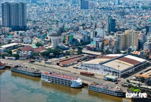 Dự án đường sắt Bến Thành - Cần Giờ dự kiến xây đường đôi khổ 1.435mm, điện khí hóa với chiều dài tuyến chính khoảng 53,8km, tốc độ thiết kế 350km/h, tải trọng trục 17 tấn/trục. Hướng tuyến bắt đầu tại khu vực công viên 23-9 (chợ Bến Thành). Tuyến đi về hướng đông nam dọc theo đường Ký Con vượt qua rạch Bến Nghé sang đường Vĩnh Khánh. Tuyến đi cắt qua đường Hoàng Diệu sau đó đi vào đường Nguyễn Tất Thành...