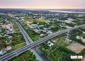 Tuyến cao tốc Bến Lức - Long Thành (phía trên) đi qua đường Rừng Sác, nơi trong tương lai sẽ hình thành một nút giao kết nối quan trọng. Cạnh đó có dự án tuyến đường sắt Bến Thành - Cần Giờ chạy qua, mở ra hành lang giao thông liên vùng, thúc đẩy phát triển đô thị ven biển