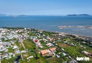 Vùng ven biển Cần Giờ được kỳ vọng trở thành điểm đến du lịch mới của TP.HCM. Góc nhìn từ bờ biển phía Cần Giờ qua Bà Rịa - Vũng Tàu cũ nơi dự kiến làm dự án cầu và hầm vượt biển Cần Giờ đã được Tập đoàn Vingroup đề xuất, tuyến có chiều dài 14km với tổng mức đầu tư 92.663 tỉ đồng. Cách đó không xa là depot của tuyến đường sắt Bến Thành - Cần Giờ