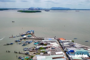 Không gian biển rộng lớn phía Cần Giờ mở ra dư địa tăng trưởng mới cho TP.HCM. Trong ảnh là góc nhìn từ xã đảo Thạnh An hướng về cù lao Phú Lợi - nơi xây dựng cảng trung chuyển quốc tế Cần Giờ