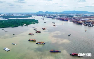 Khu vực ngã tư hàng hải quốc tế tại cửa sông Cái Mép, nơi cù lao án ngữ vốn là điểm giao thoa của các luồng tàu biển. Đây là nơi những con tàu vạn dặm băng qua Biển Đông mỗi ngày. Sở hữu hơn 100km bờ biển cùng vùng vịnh Ghềnh Rái rộng lớn, TP.HCM đang đứng trước cơ hội lịch sử để vươn ra biển lớn, trở thành "nhạc trưởng" của chuỗi cung ứng ASEAN, sánh ngang với các trung tâm logistics biển hàng đầu khu vực