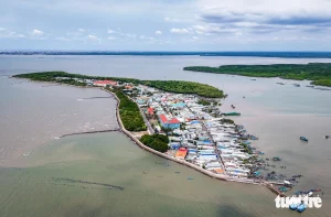 Xã đảo Thạnh An (Cần Giờ) nằm biệt lập giữa bốn bề sông nước, nơi những con đường nhỏ hẹp bao quanh bởi hàng rào đá tảng ngăn sóng, giờ đây đang đứng trước ngưỡng cửa thay đổi lớn