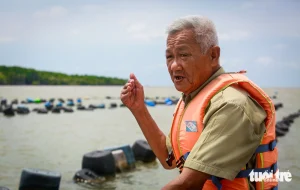 Ông Sáu (68 tuổi, người địa phương), kể lại hồi xưa cù lao Phú Lợi còn được bà con gọi là "gò Ông Chó" với hai phần đất lớn nhỏ nối liền nhau nhưng qua bao năm tháng bị sóng đánh nên dải đất giữa đã mòn dần và chìm dưới nước, để lại một vùng cửa sông rộng lớn