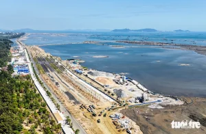 Cách khu vực cảng không xa là đại công trường dự án khu đô thị du lịch lấn biển đã triển khai thời gian qua, tạo thành thế chân kiềng vững chắc giữa cảng biển và dịch vụ du lịch đẳng cấp. Khu đô thị mang tên Vinhomes Green Paradise Cần Giờ, tổng diện tích 2.870ha