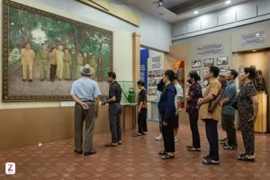 Đây không chỉ là nơi trưng bày mà còn là không gian trải nghiệm, giúp người dân và du khách tiếp cận di sản của Bác một cách trực quan, gần gũi thông qua sách, hình ảnh và các tư liệu chọn lọc. Hoạt động này góp phần biến việc “học tập và làm theo Bác” từ khẩu hiệu thành hành động cụ thể trong đời sống văn hóa đô thị. Ảnh: Khương Nguyễn.